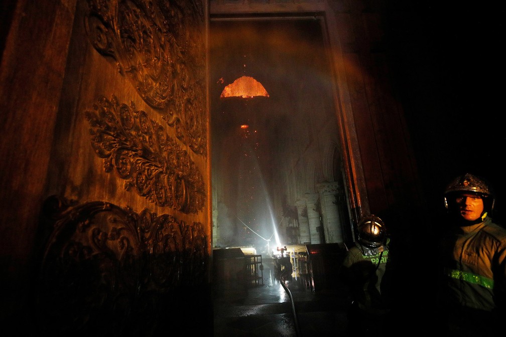 Bombeiros combatem incêndio na Catedral de Notre-Dame, em Paris — Foto: Philippe Wojazer/Reuters