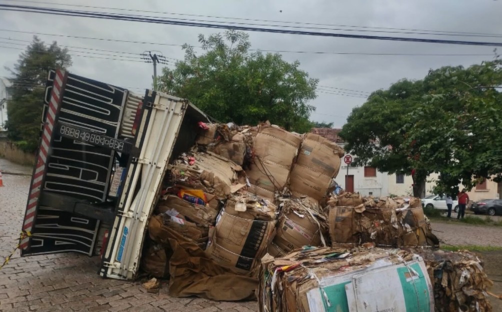Carga de papelão para reciclagem tomba de caminhão e via é interditada em Valinhos