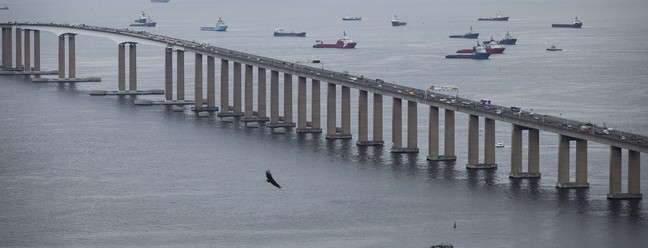 A Ponte Rio-Niterói é considerada a maior sobre as águas do Hemisfério Sul  — Foto: Hermes de Paula/01-01-2016