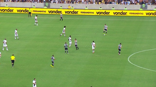 <p>
 Boa troca de passes do Ceará na frente da área do Vasco, e a bola chega até Rafael Costa, que chuta mal.</p>

