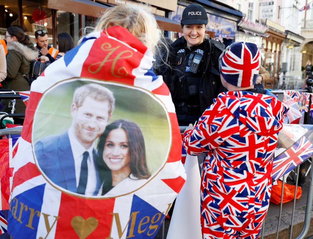 Fãs da família real assistem a ensaio pelas ruas de Windsor (Foto: Phil Noble/Reuters)