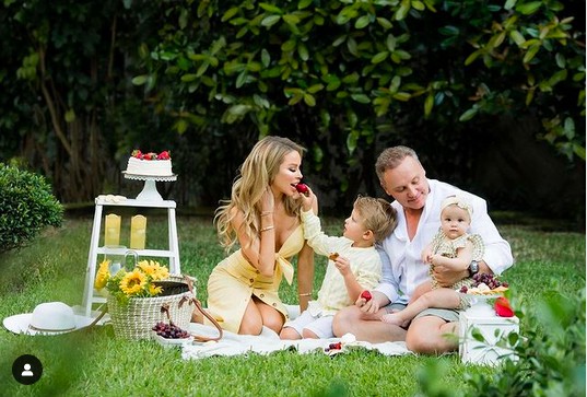 O cirurgião plástico Lenny Hochstein e a sociaite e estrela de reality show Lisa Hochstein com os dois filhos (Foto: Instagram)