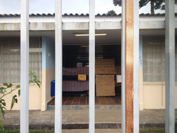 Escola fica no bairro Santa Felicidade (Foto: Paola Manfroi / RPC)