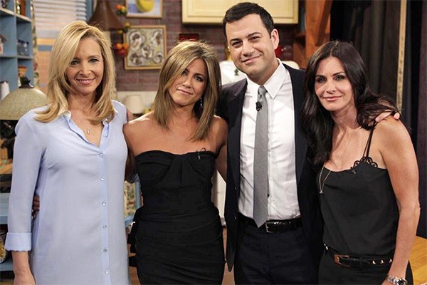 Em 2014, Jennifer Aniston, Courteney Cox e Lisa Kudrow fizeram uma mini-reunião de 'Friends' durante o programa do apresentador americano Jimmy Kimmel. (Foto: Divulgação)