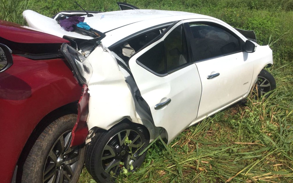 Carro fica com a frente e a parte traseira destruídas após colisão com outros 2 veículos na BA; 3 ficaram feridos (Foto: Elvis Araújo/Blogbraga)