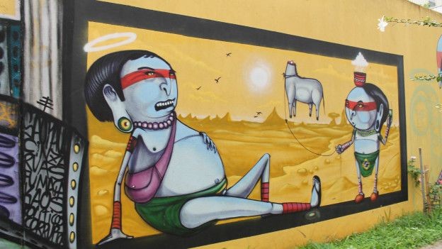 O grafiteiro Crânio homenageou os índios brasileiros nesta obra em muro da rua Paulo Gontijo de Carvalho (Foto: Charles Humpreys/BBC)