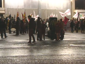 Sindicalistas se posicionam em frente à garagem da Carris e ônibus não saem pela manhã (Foto: Reprodução/RBS TV)