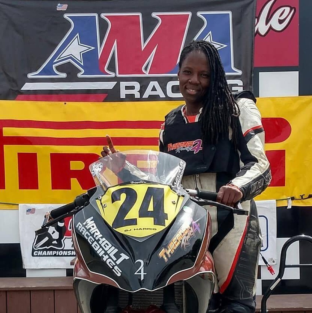 Joi Harris foi a primeira mulher negra a se tornar piloto profissional de motociclismo nos Estados Unidos — Foto: Reprodução/Facebook/SJ Harris - Threader24 Racing