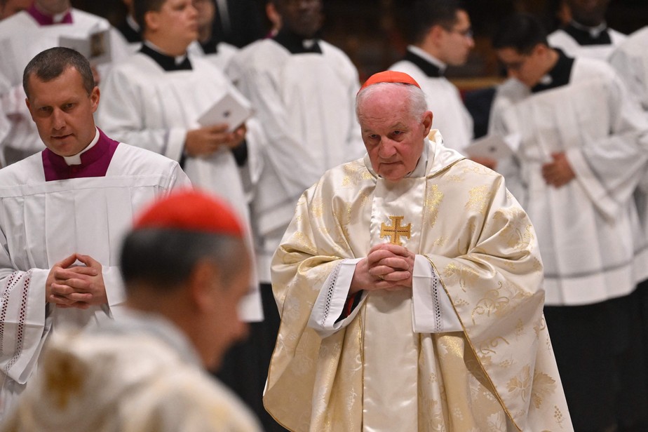 Cardeal Marc Ouellet assiste à missa do Papa para Nossa Senhora de Guadalupe na basílica de São Pedro no Vaticano