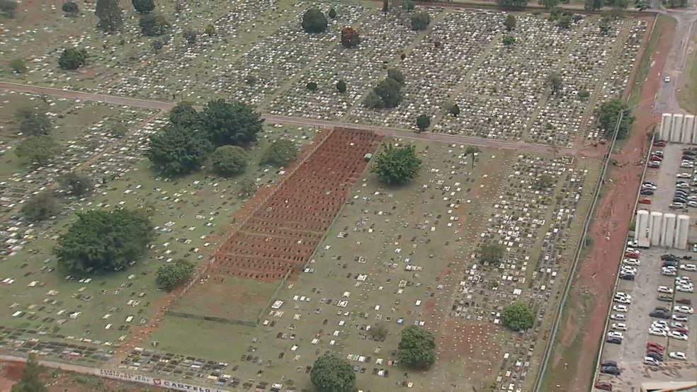 Cemitério de Taguatinga abre espaço para novas sepulturas — Foto: TV Globo/Reprodução