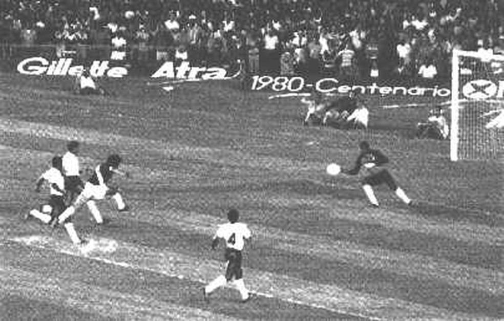 Roberto Dinamite em ação contra Corinthians, jogo anterior ao que atingiu os 100 gols no Brasileirão — Foto: Reprodução