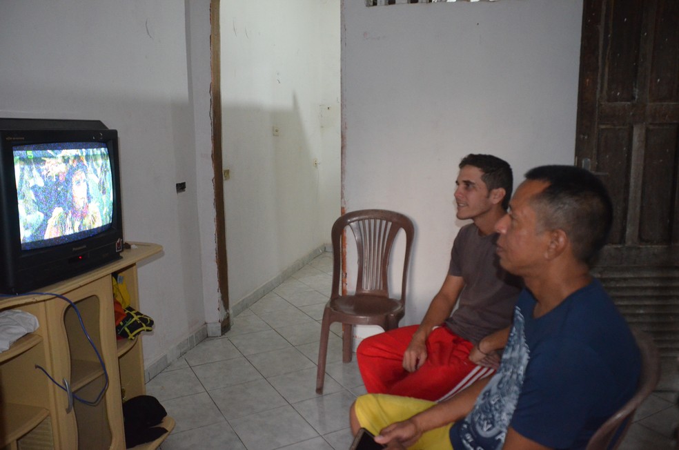 O apartamento em que venezuelanos refugiados vivem em Campina Grande é simples, mas aconchegante (Foto: Iara Alves/G1)