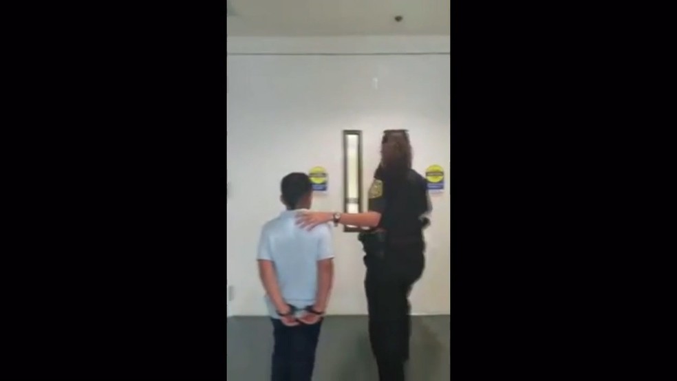 Garoto de 7 anos foi retirado da escola algemado — Foto: Reprodução/G1