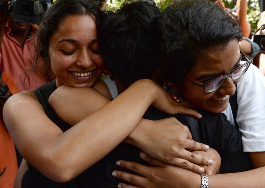 Indianos comemoram decisão da Suprema Corte da Índia que descriminaliza a relação homossexual e considera crime a discriminação por causa da orientação sexual (Foto: Sajjad Hussain / AFP)