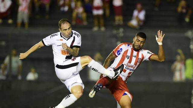 Vasco e Bangu fizeram um jogo disputado em São Januário
