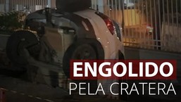 Carro é engolido por cratera em Goiânia