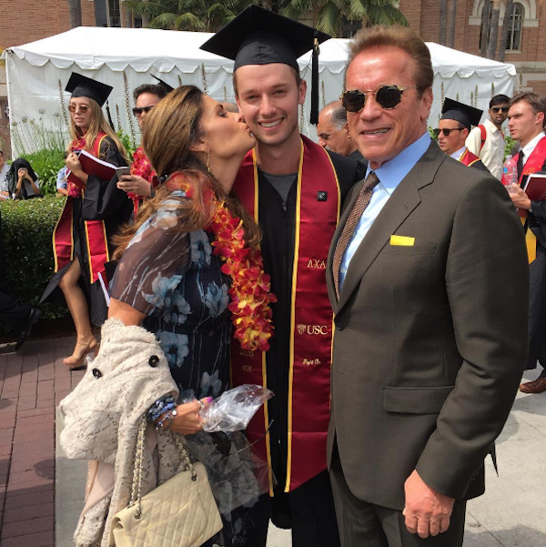 O modelo Patrick Schwarzenegger abraçado por seus pais, Arnold Schwarzenegger e Maria Shriver (Foto: Instagram)