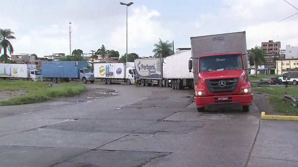 Na Zona Oeste do Recife, movimento vai voltando Ã  normalidade no Ceasa, com fila de caminhÃµes para descarregar nesta quinta-feira (31) (Foto: ReproduÃ§Ã£o/TV Globo)