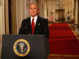 George W. Bush, durante pronunciamento à Nação para explicação a ajuda bilionária do governo americano ao bancos (Foto: Getty Images)
