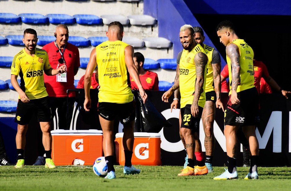 Vidal treina pelo Flamengo &mdash; Foto: Marcos Ribolli/ge