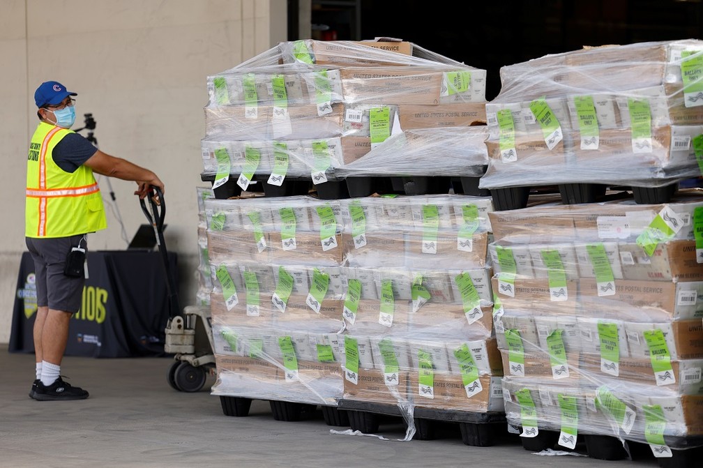 Caixas com milhões de votos enviados por correio na Califórnia para as eleições presidenciais dos EUA, em foto de 5 de outubro — Foto: Mike Blake/Reuters