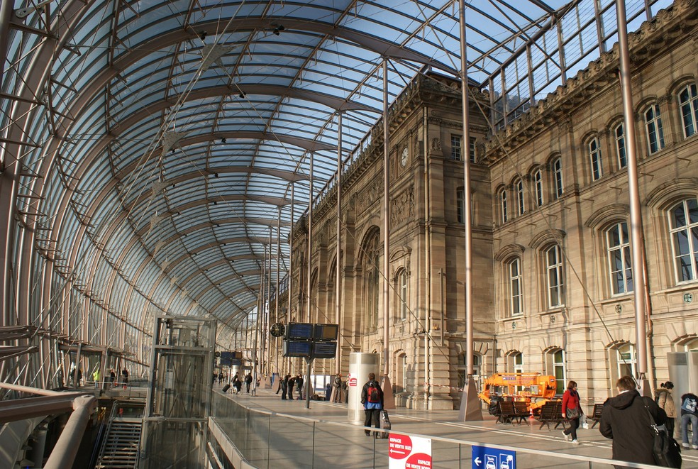 O painel de vidro da Strasbourg-Ville foi acrescentado à estrutura histórica apenas em 2007 — Foto: Wikimedia Commons  / Creative Commons