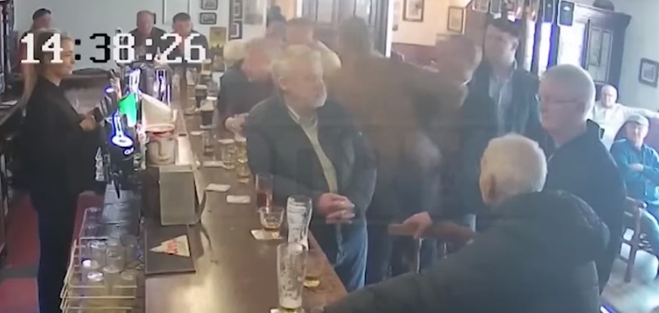 Conor McGregor agride idoso em bar na Irlanda apÃ³s nÃ£o ter aceita oferta de dose de whisky grÃ¡tis