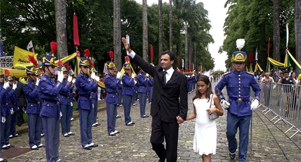 Aécio Neves, em 2003, ao tomar posse como governador de Minas Gerais, em Belo Horizonte (Foto: Divulgação)