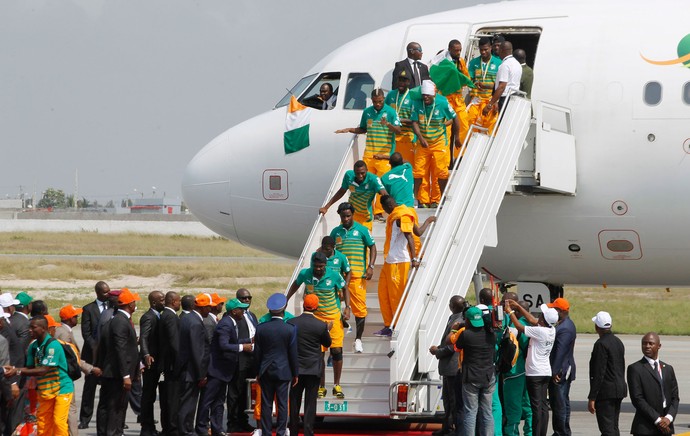 Costa do Marfim desembarca após título da Copa da África (Foto: Reuters)