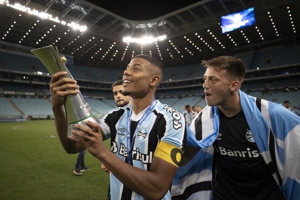 Capitão do título no Aspirantes vive expectativa por renovação e chance em 2022 no Grêmio