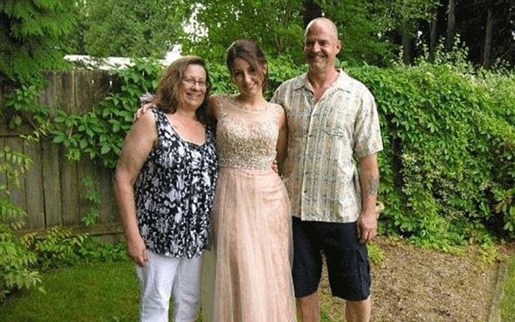Randy aparece ao lado da esposa Laurel (à esquerda) e Emily (no centro) (Foto: Reprodução Facebook)