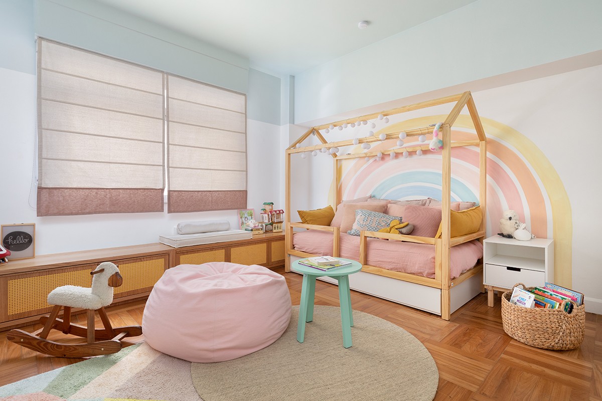 QUARTO DA MENINA | A cama Montessori na com luzinhas preenchem e aconchegam o espaço (Foto: Fingers Design / Divulgação)
