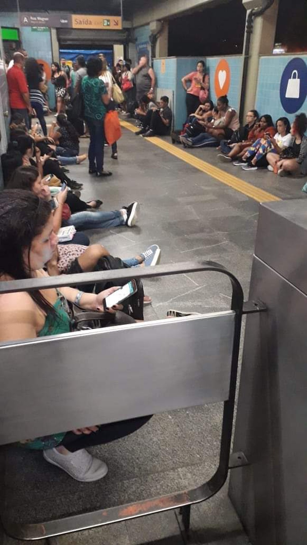 Passageiros do MetrôRio aguardaram a reabertura da estação sentados no chão. — Foto: Reprodução/Redes sociais 