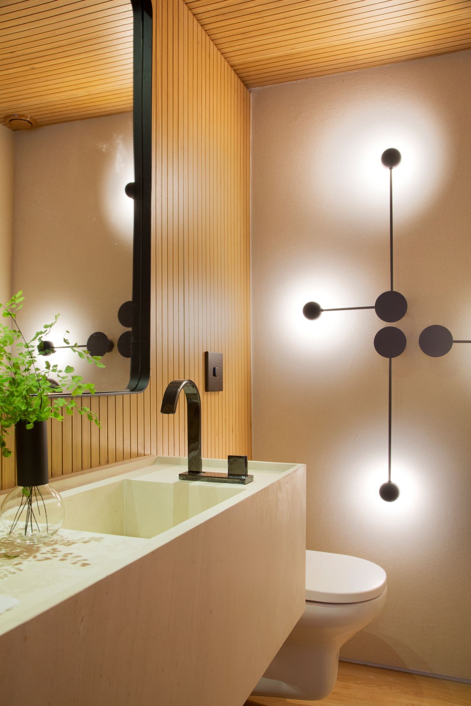 BANHEIRO | Uma luminária diferente deixa o banheiro ainda mais moderno. Toda iluminação da casa ficou por conta da Dimlux (Foto: Divulgação / MCA Estúdio)