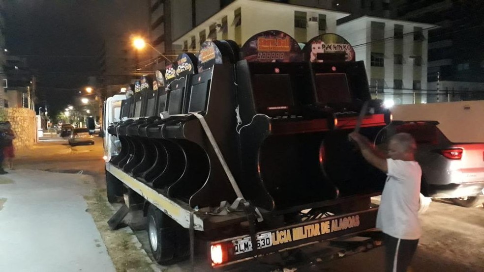 Mais de 50 máquinas caça-níqueis foram apreendidas em Maceió — Foto: Ascom BPTran