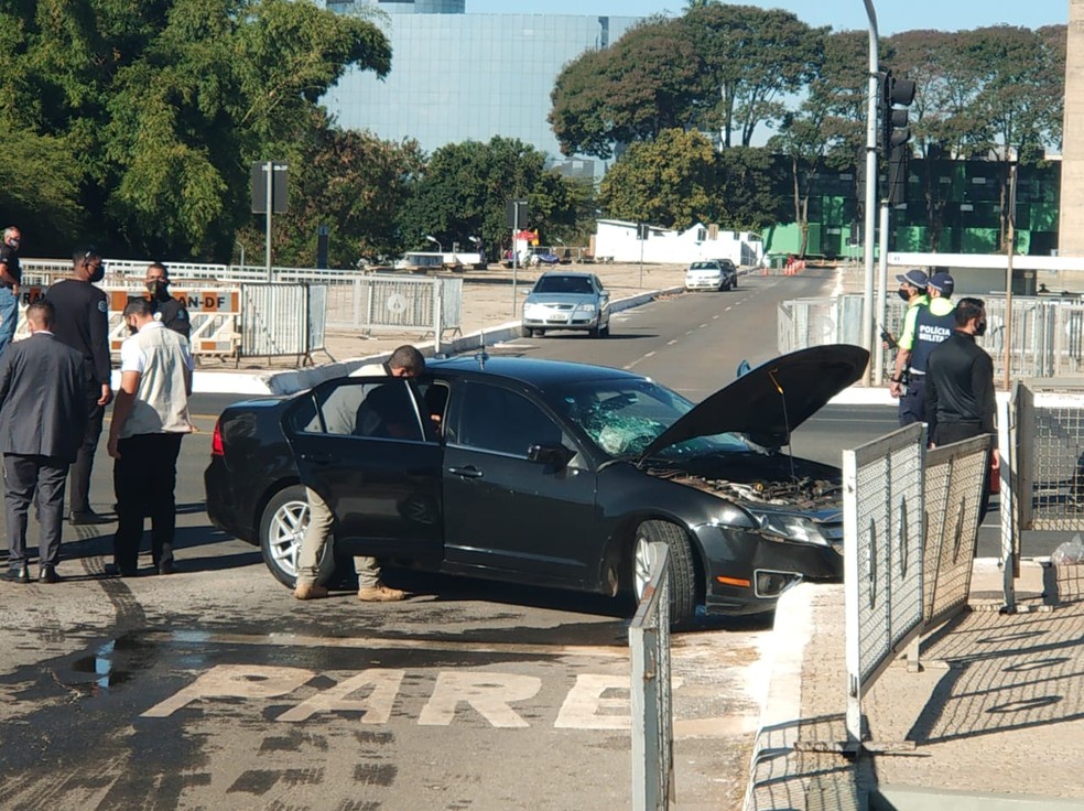 Carro do comboio presidencial se envolve em acidente na frente do Palácio do Planalto — Foto:  Pedro Henrique Gomes/G1