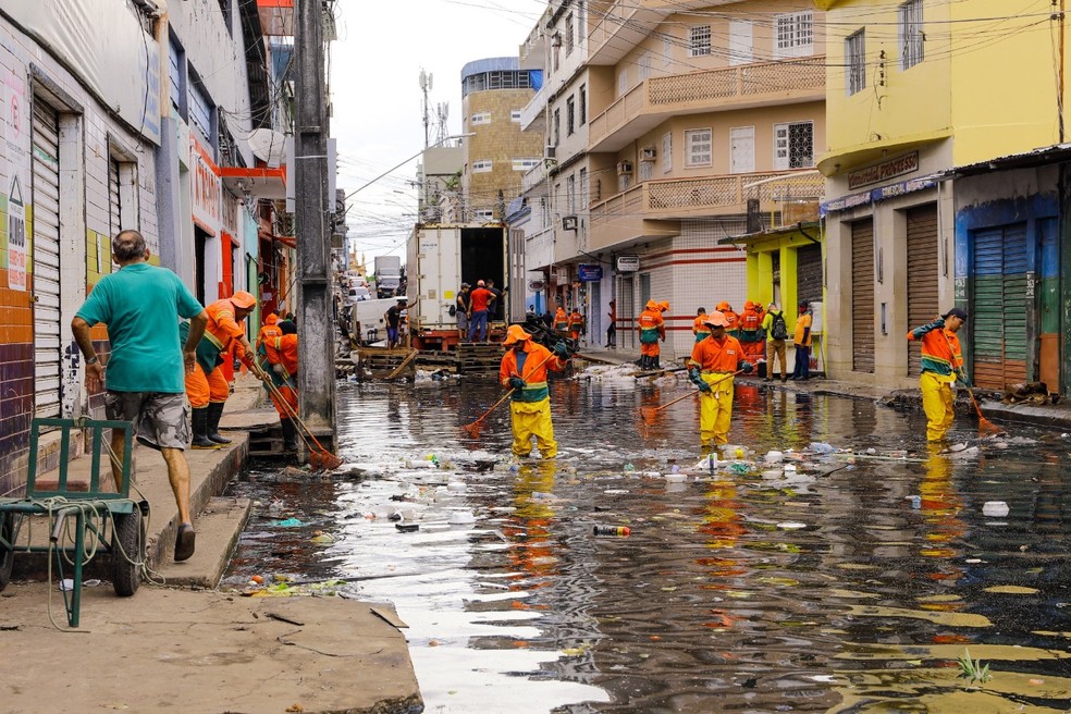 Agentes fazem mutirão de limpeza na rua dos Barés. — Foto: Divulgação/Semulsp. 