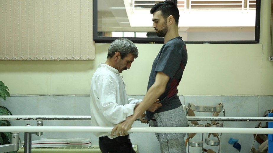 Drama no IrÃ£: apÃ³s fratura na coluna, zagueiro brasileiro luta para se recuperar