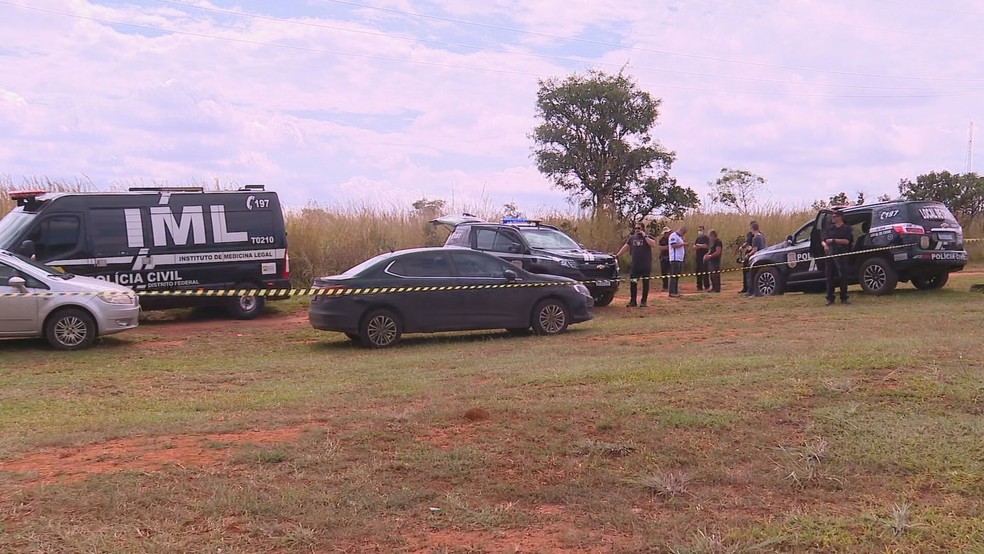 Polícia Civil investiga local onde corpo de mulher carbonizado foi encontrado em Samambaia, no DF — Foto: TV Globo/Reprodução