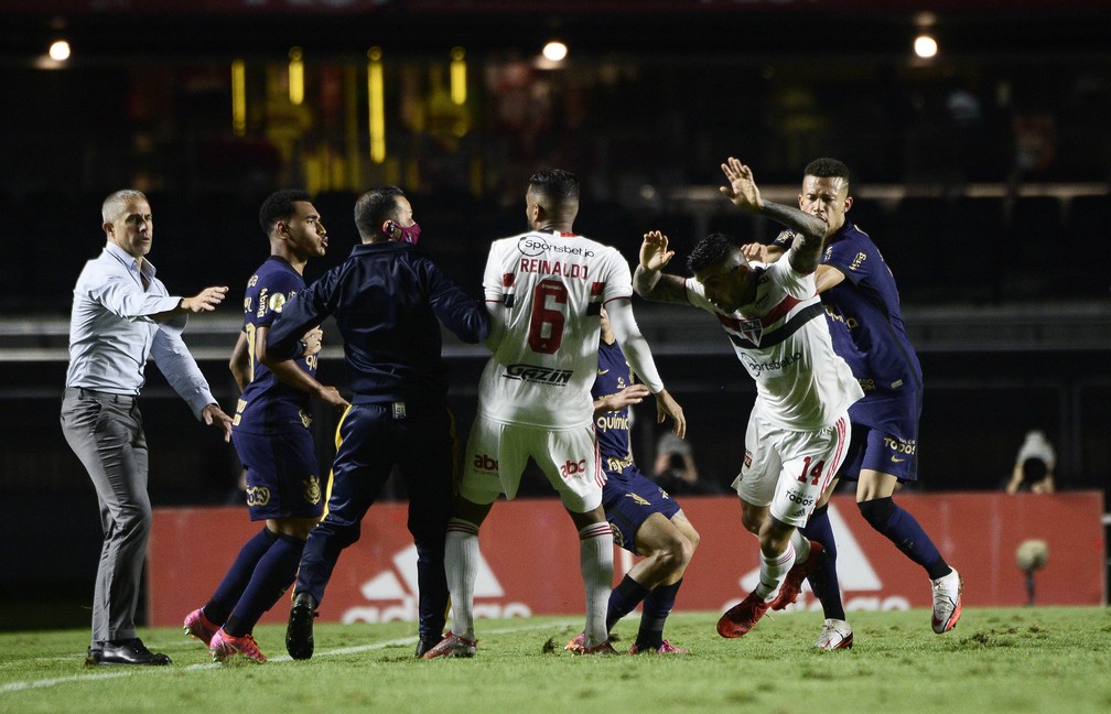 João Victor leva amarelo em confusão e desfalca o Corinthians contra o Internacional