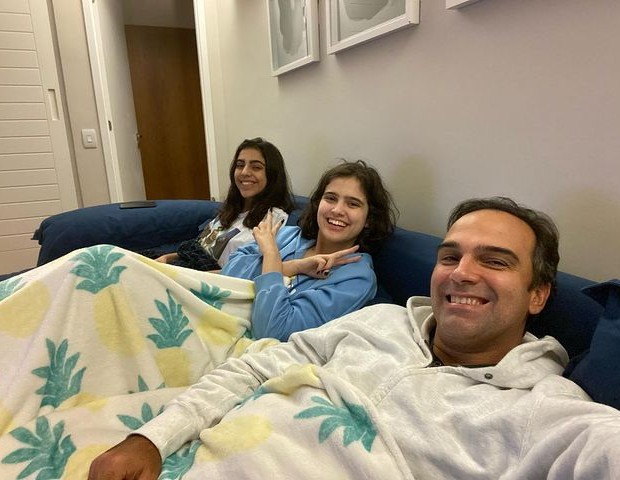 Tadeu Schmidt com Ana Cristina e as filhas Valentina e Laura (Foto: Reprodução, Instagram)