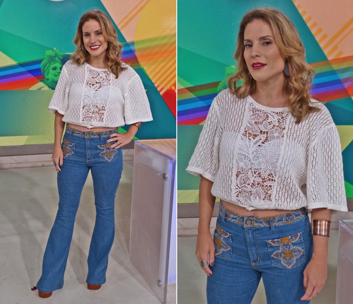 Maíra Charken posa de blusa branca de tricô e calça jeans com detalhes estampados no bolso (Foto: Cristina Cople / Gshow)