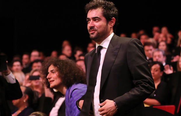 O iraniano Shahab Hosseini recebe o prêmio de melhor ator por "Forushande" da 69ª edição do Festival de Cannes. (Foto: Alberto Pizzoli/France Presse)