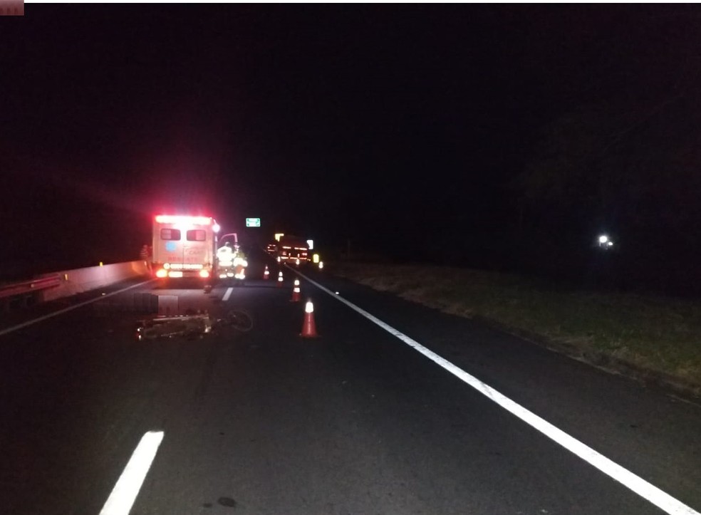 Vítima conduzia uma motocicleta e, por motivos a serem apurados, bateu na traseira de um caminhão — Foto: Polícia Rodoviária