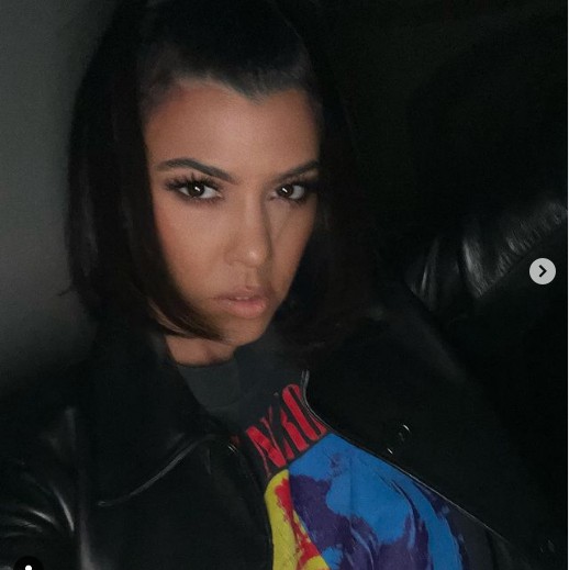 A socialite Kourtney Kardashian com camisa do Guns N Roses (Foto: Instagram)