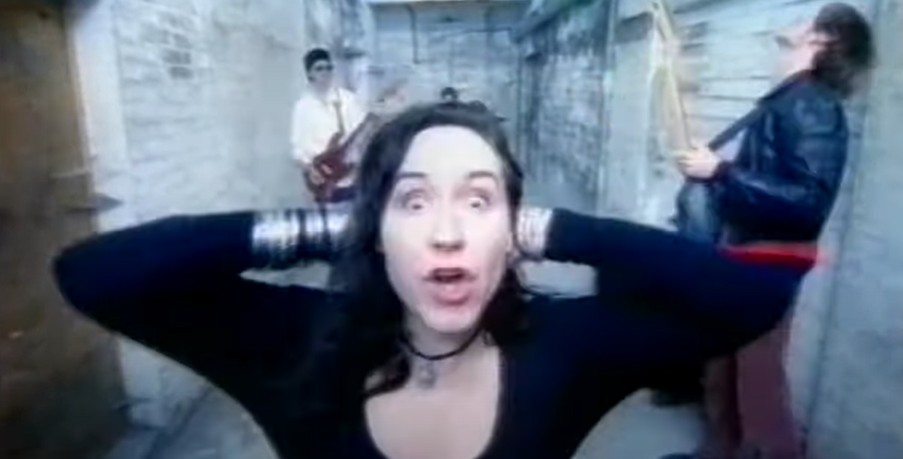 Sandra McKenzie em um clipe da banda Goldbug (Foto: Reprodução/YouTube)