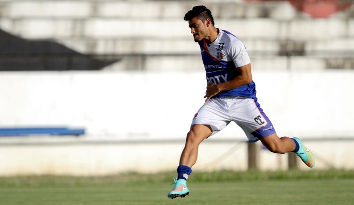 Em Salvador, Tony realiza exames para assinar contrato com o Bahia