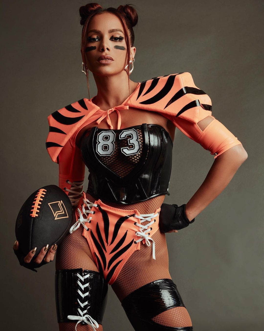 Anitta faz ensaio com uniforme dos Bengals nas vésperas do Super Bowl (Foto: Reprodução / Instagram)