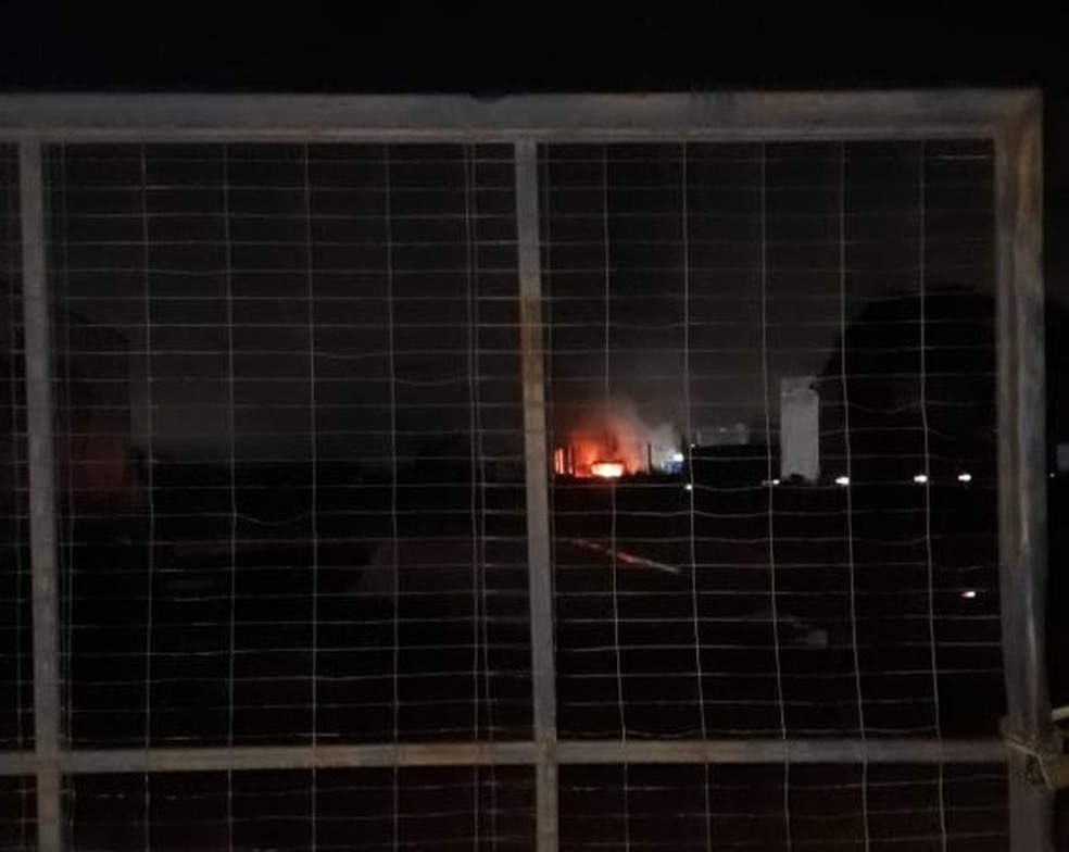 Incêndio atingiu caminhão em pátio de transportadora de Porto Velho  — Foto: Reprodução/Whatsapp