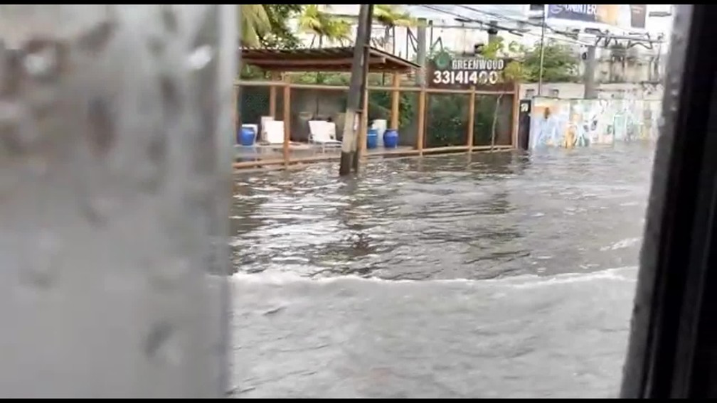 Chuva causou alagamentos na Zona Sul do Recife — Foto: Reprodução/WhatsApp
